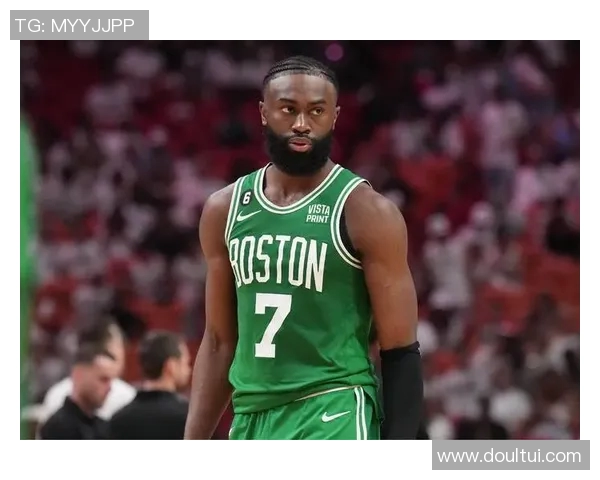 杰伦布朗在NBA赛场上的成长与突破之路解析