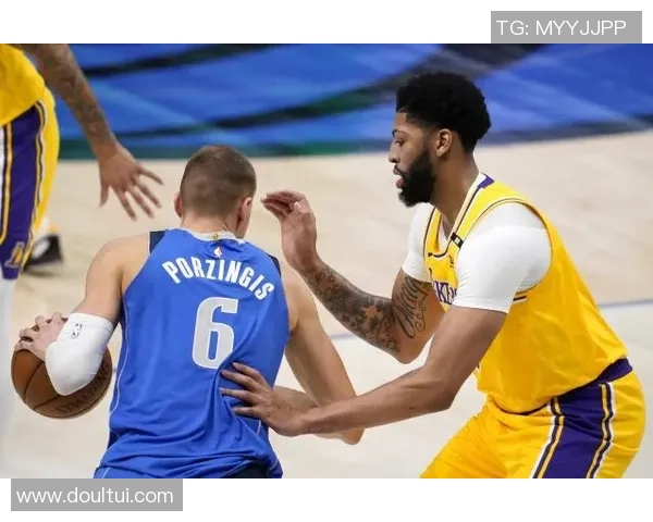 波尔津吉斯与戴维斯的巅峰对决谁能在赛场上笑到最后